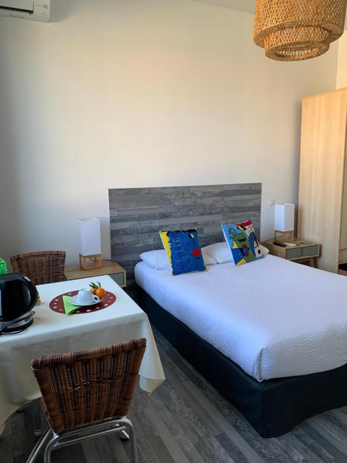 Hotel Restaurant La Plage Пор-Сен-Луи-дю-Рон Екстериор снимка