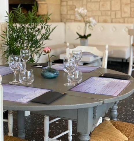 Hotel Restaurant La Plage Пор-Сен-Луи-дю-Рон Екстериор снимка
