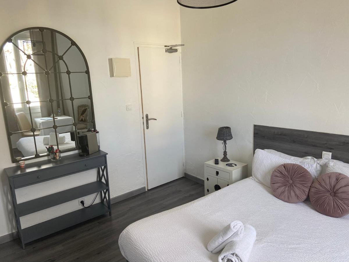 Hotel Restaurant La Plage Пор-Сен-Луи-дю-Рон Екстериор снимка